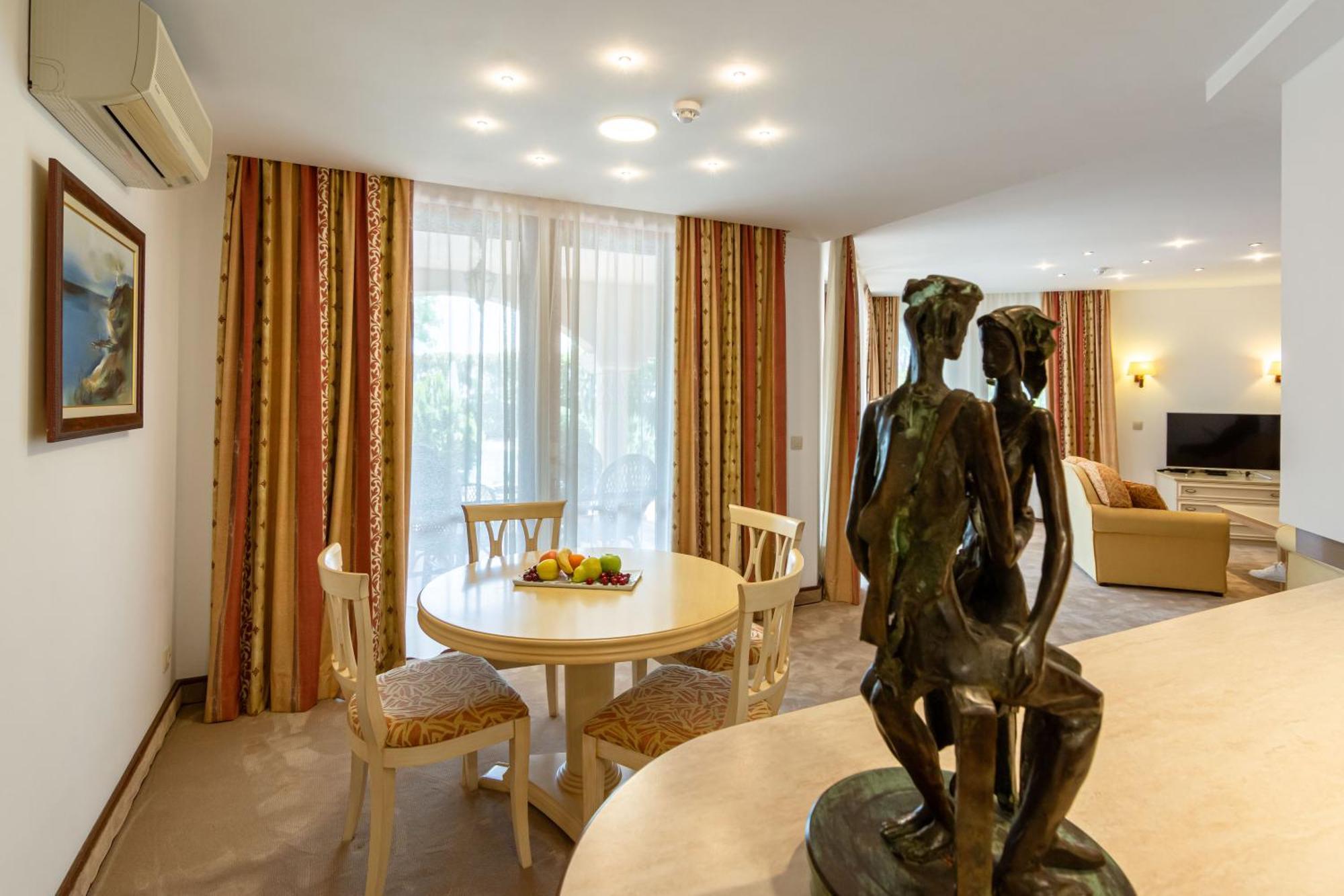 Helena VIP Villas&Suites - Half Board Slăntjev Brjag Exteriör bild