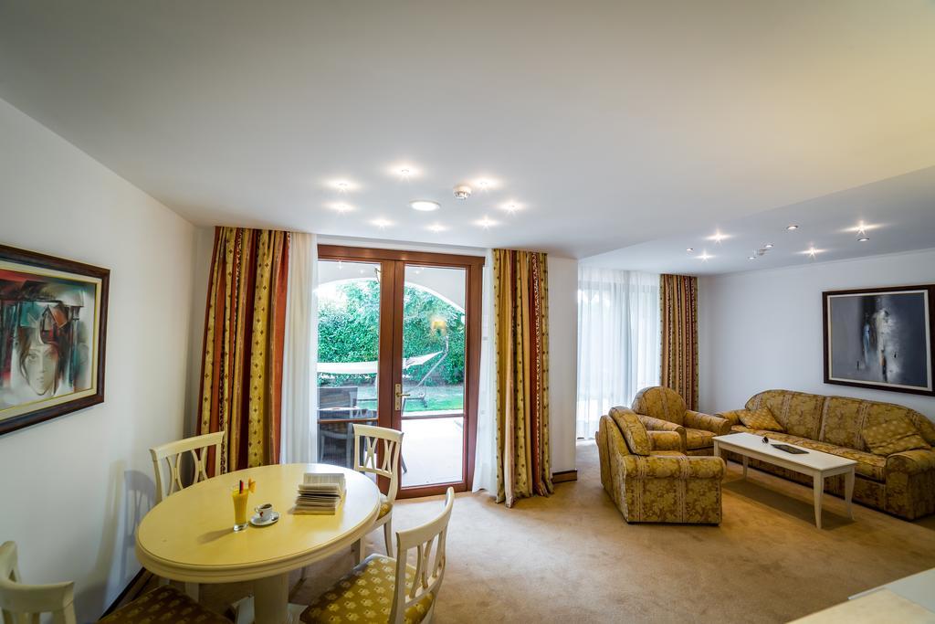 Helena VIP Villas&Suites - Half Board Slăntjev Brjag Exteriör bild
