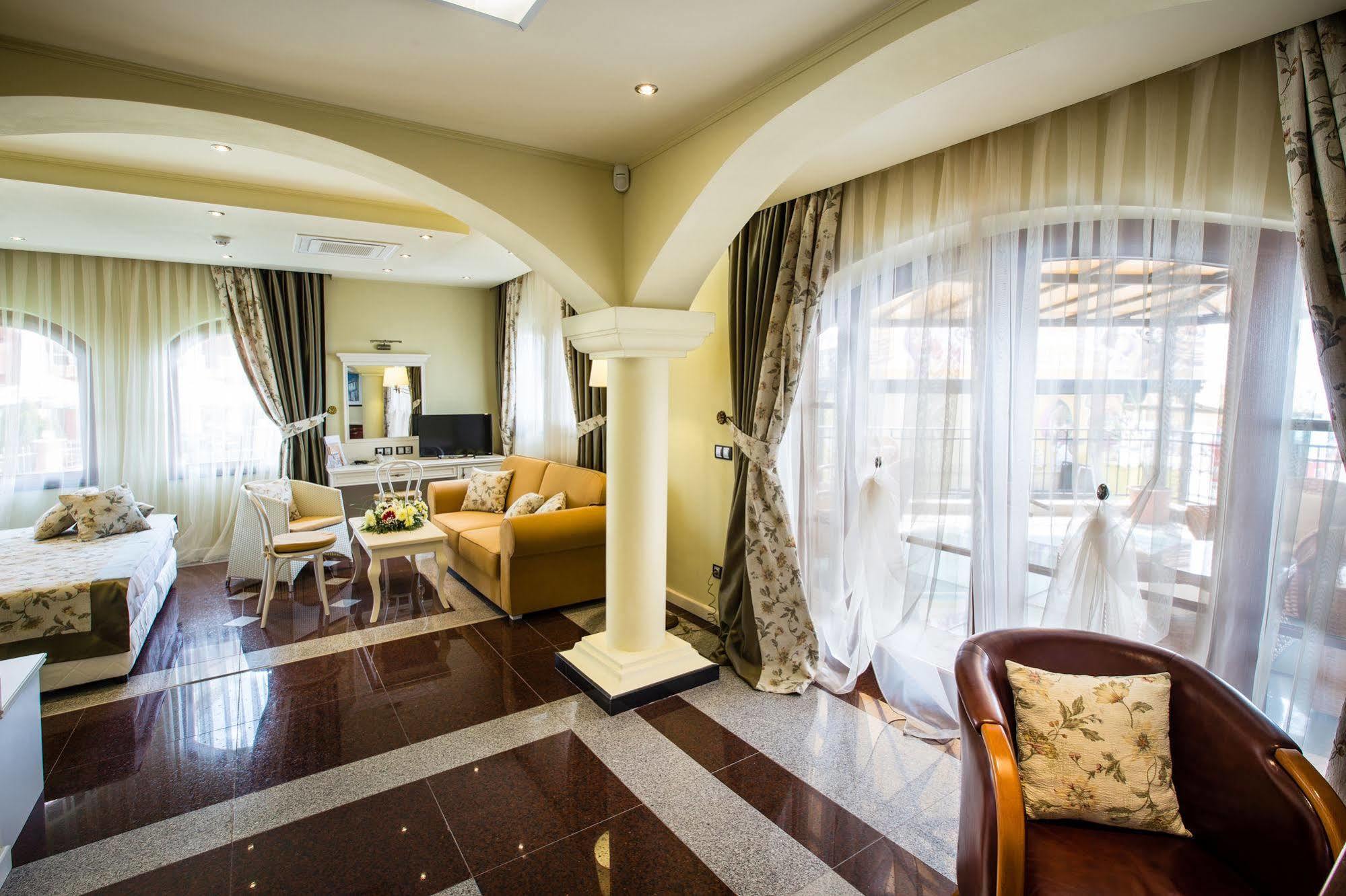 Helena VIP Villas&Suites - Half Board Slăntjev Brjag Exteriör bild