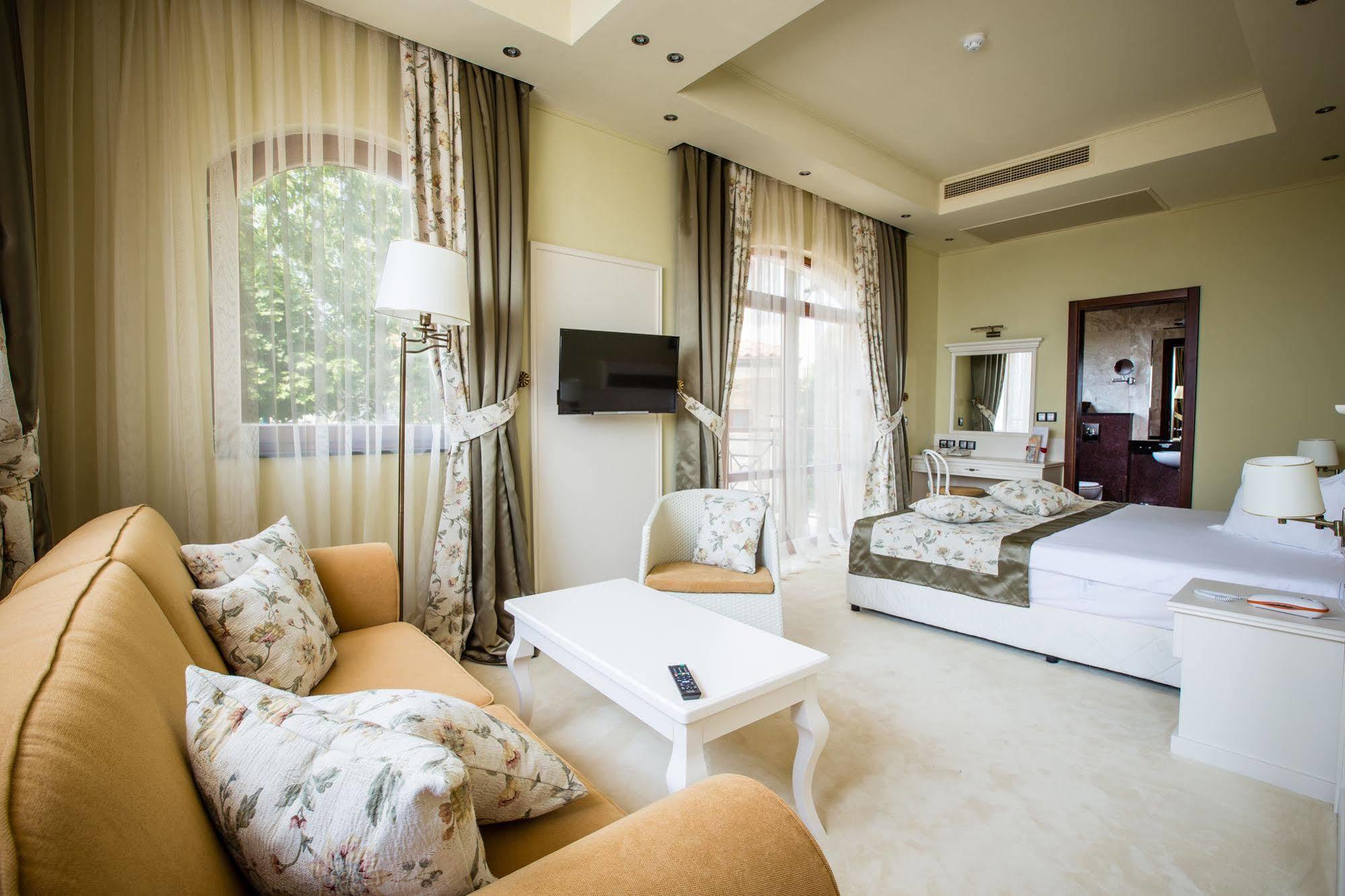 Helena VIP Villas&Suites - Half Board Slăntjev Brjag Exteriör bild